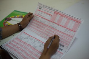 A person filling out the census form (Karen News)