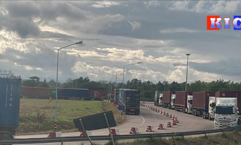 Photo of 500 trucks stranded at Thailand-Myanmar border as junta blocks imports