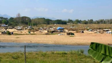 Photo of Displaced Civilians Flee to Thai Border River Amid Junta Bombardment in Karen State