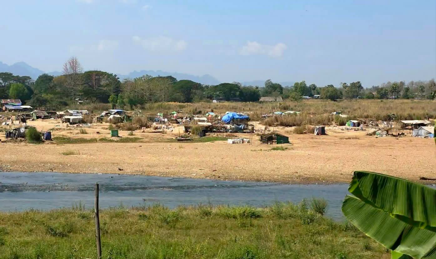 Displaced Civilians Flee to Thai Border River Amid Junta Bombardment in Karen State - Karen News