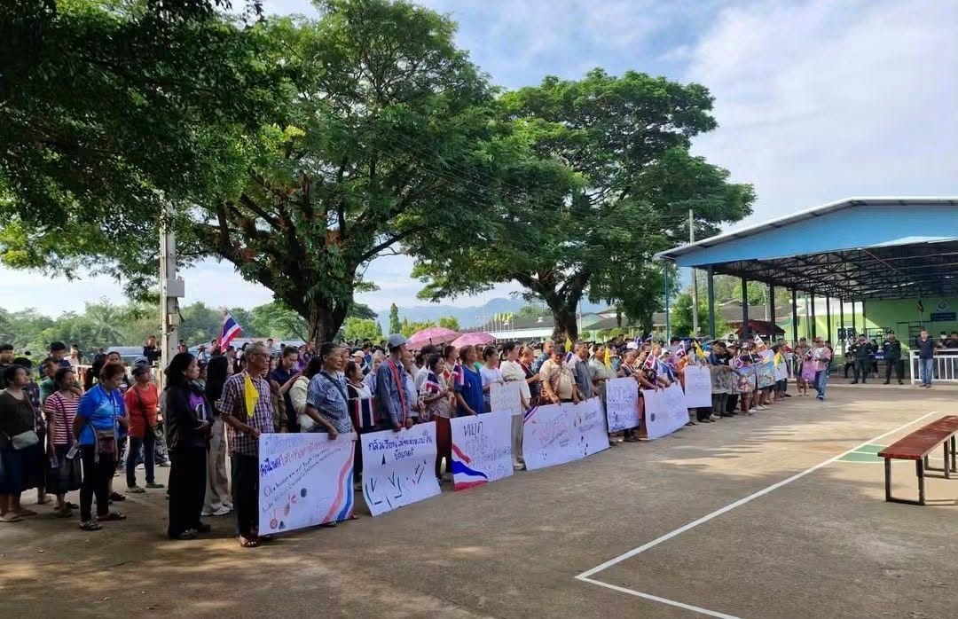 Thai Border Villagers Protest Stray Artillery Shells Fired From Myanmar ...